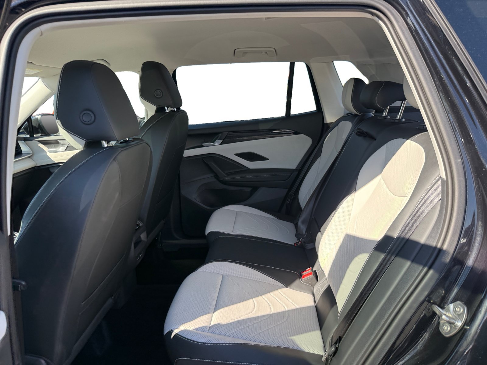Certified 2025 Volkswagen Tiguan SE AWD/4WD image 16