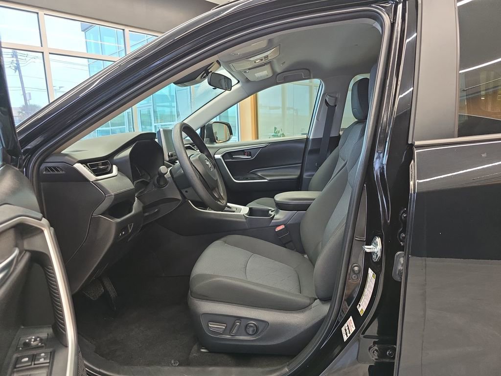Used 2025 Toyota RAV4 XLE image 12