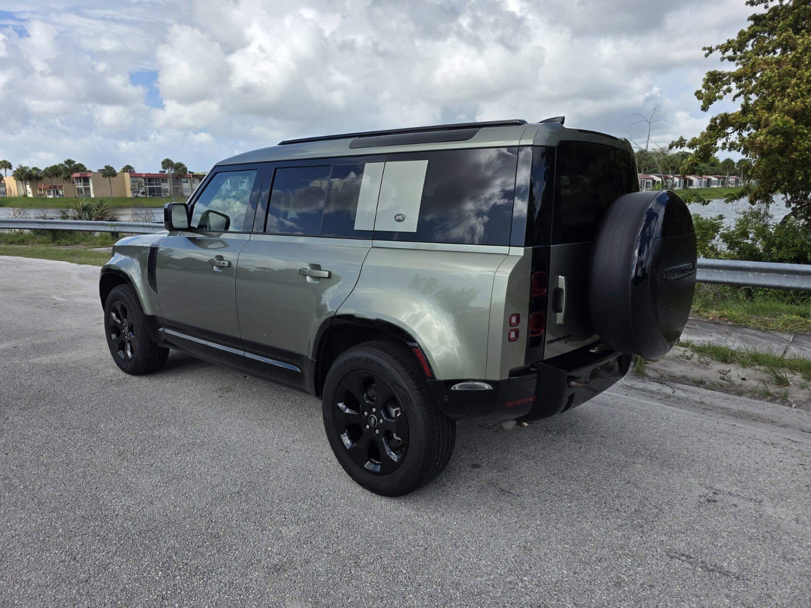 Certified 2022 Land Rover Defender 110 X-Dynamic SE AWD/4WD image 2