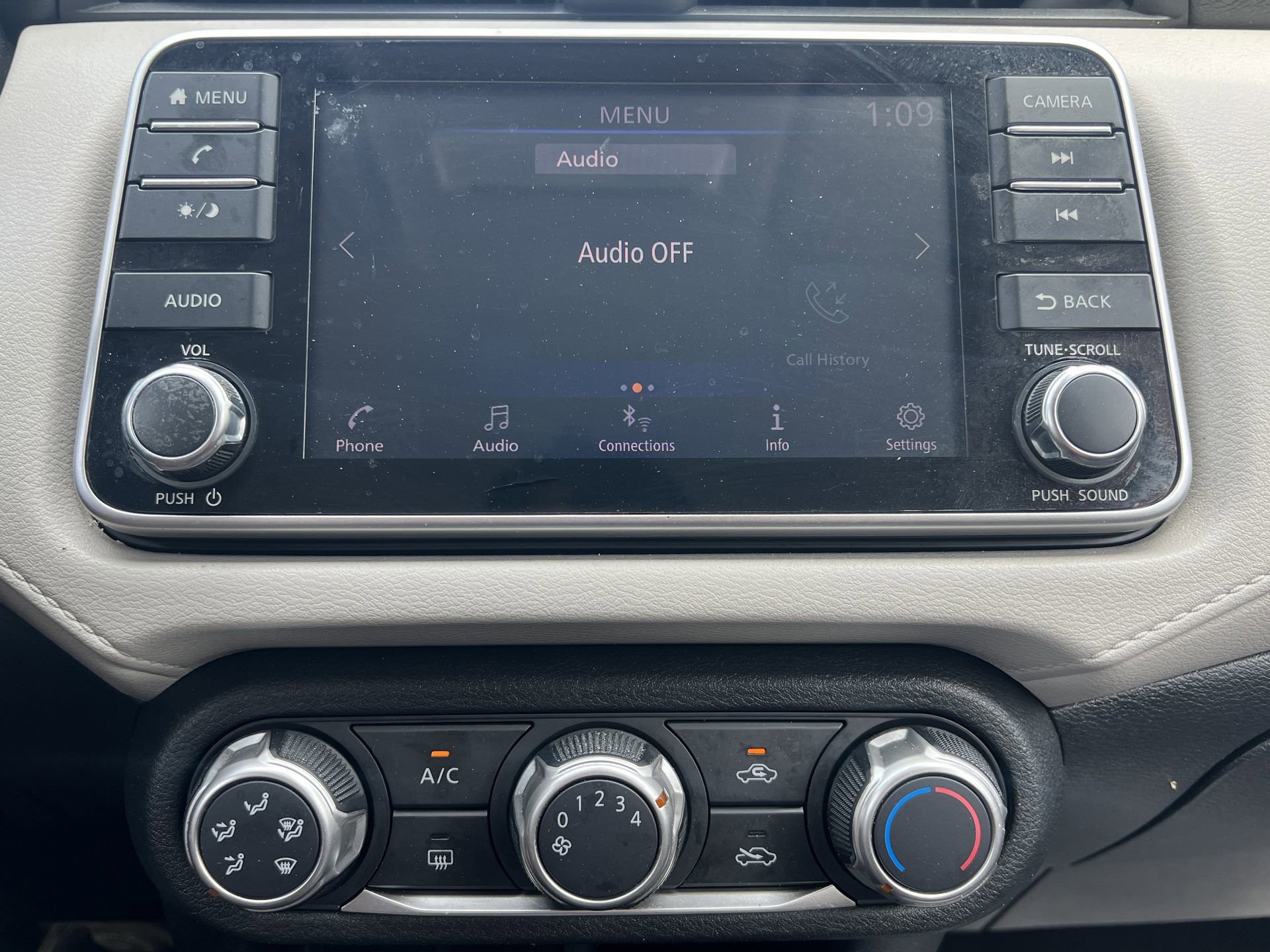 Used 2021 Nissan Versa SV image 5