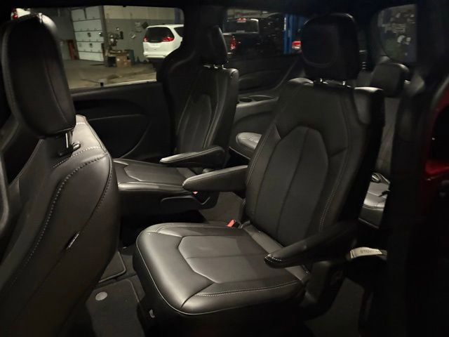 Used 2025 Chrysler Pacifica Select image 7