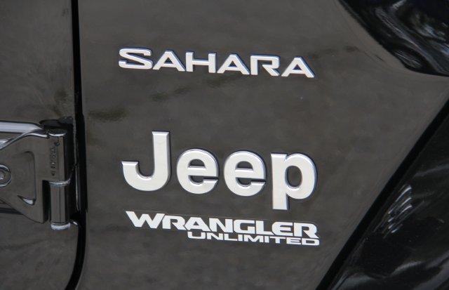 Used 2018 Jeep Wrangler Unlimited Sahara AWD/4WD image 14