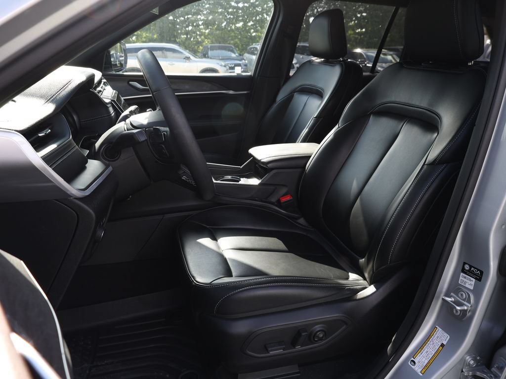 Used 2025 Jeep Grand Cherokee Limited w/ Black Appearance Package RWD image 15