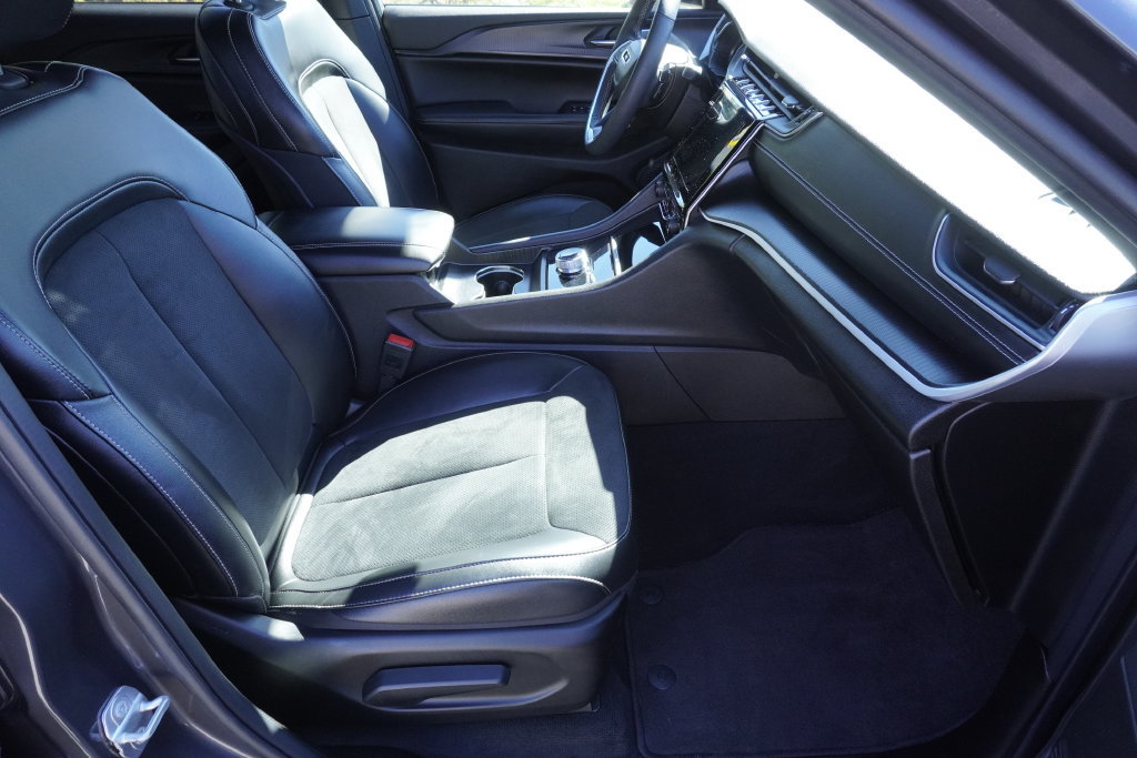 Used 2024 Jeep Grand Cherokee Altitude AWD/4WD image 23