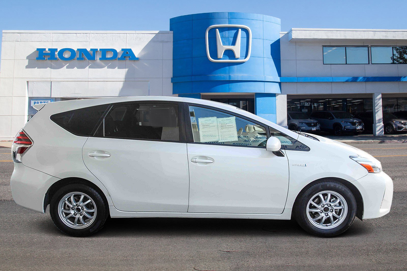 Used 2017 Toyota Prius V Five image 5