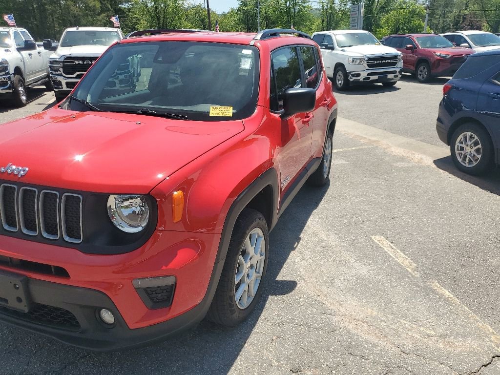 Used 2022 Jeep Renegade Latitude AWD/4WD image 2