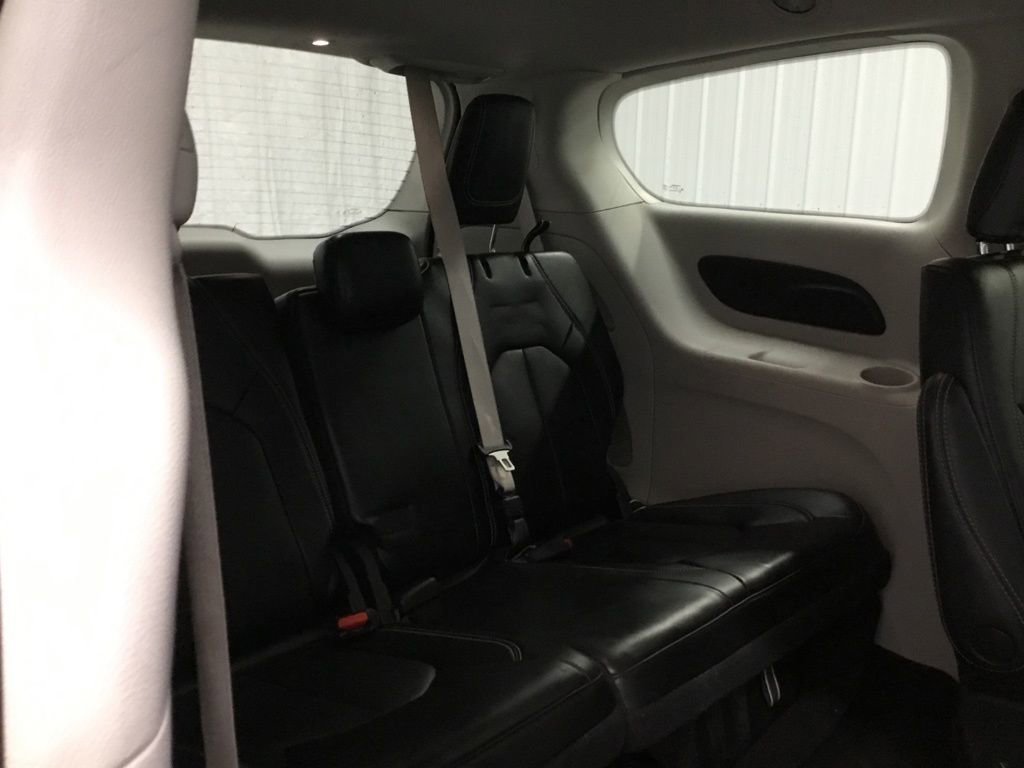 Used 2023 Chrysler Pacifica Touring-L image 18