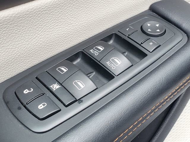 Used 2017 Chrysler Pacifica Touring image 14