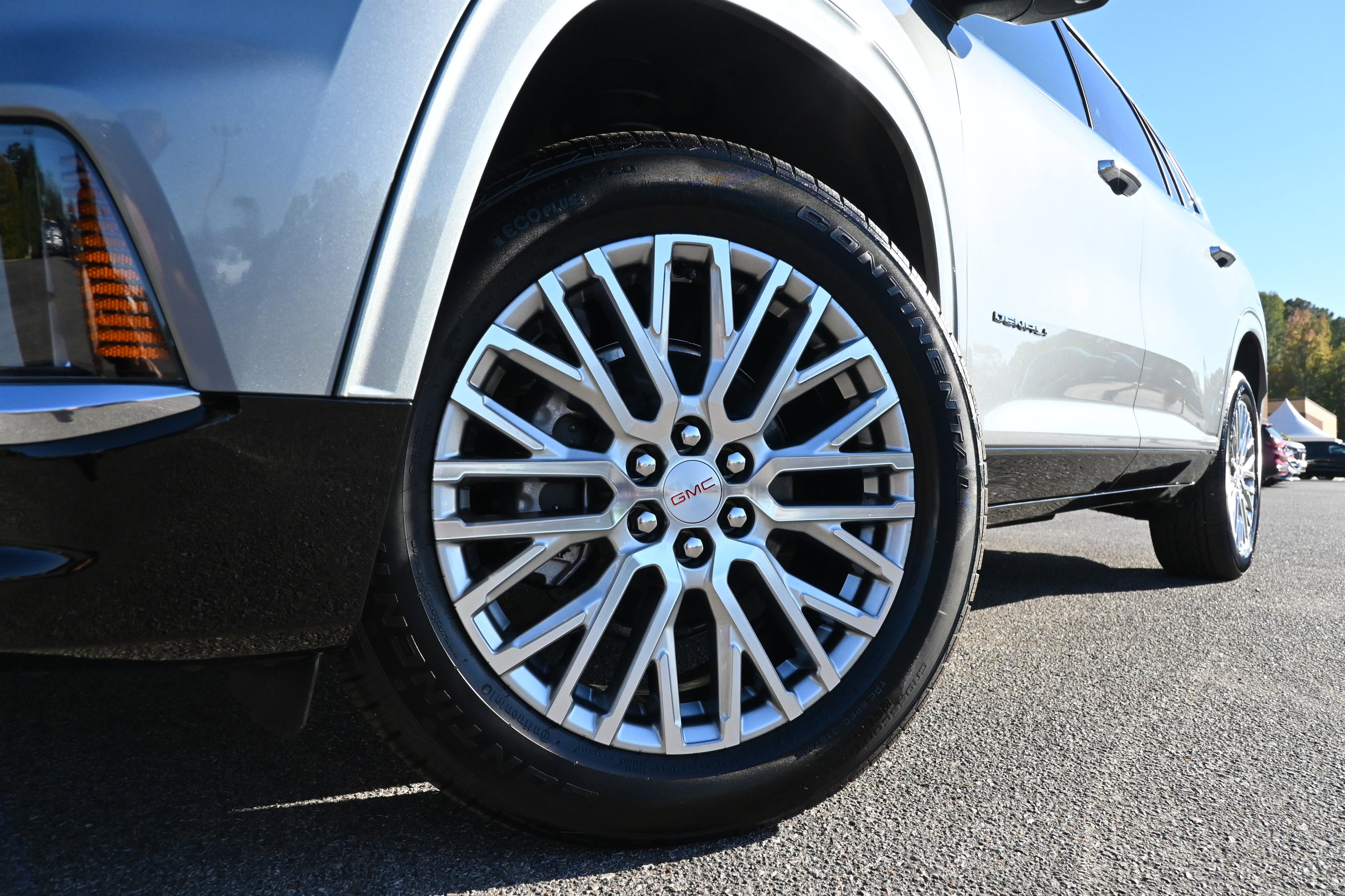 Used 2025 GMC Acadia Denali w/ LPO, Floor Liner Package image 37