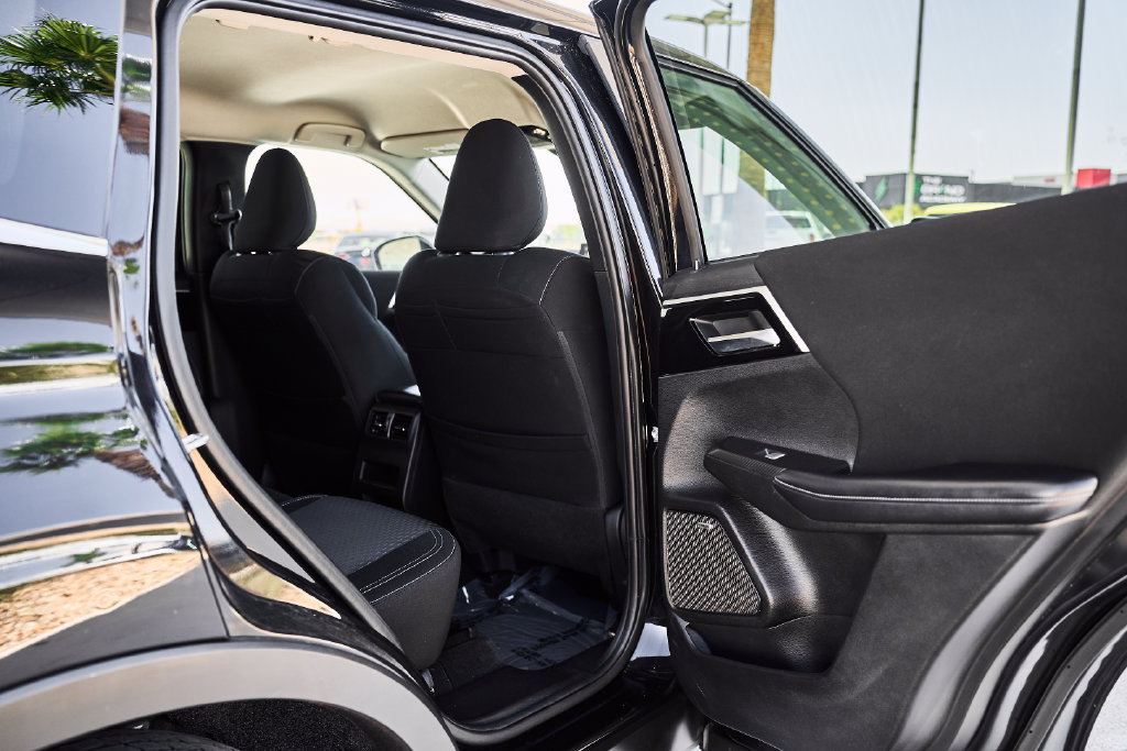 Used 2025 Mitsubishi Outlander ES FWD image 10