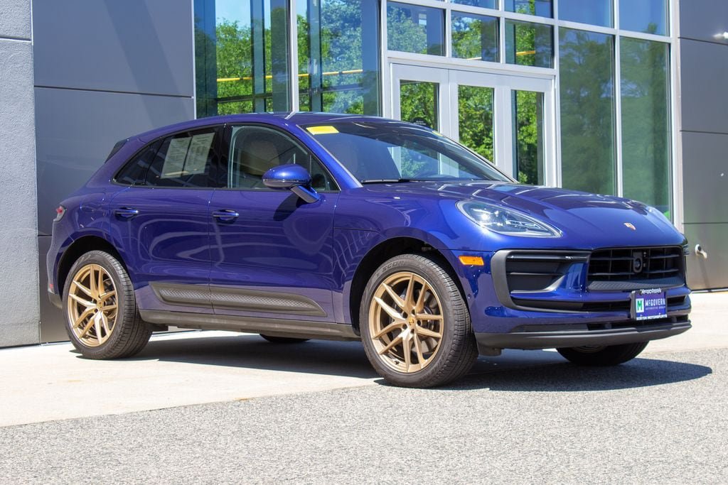 Used 2025 Porsche Macan AWD/4WD image 3