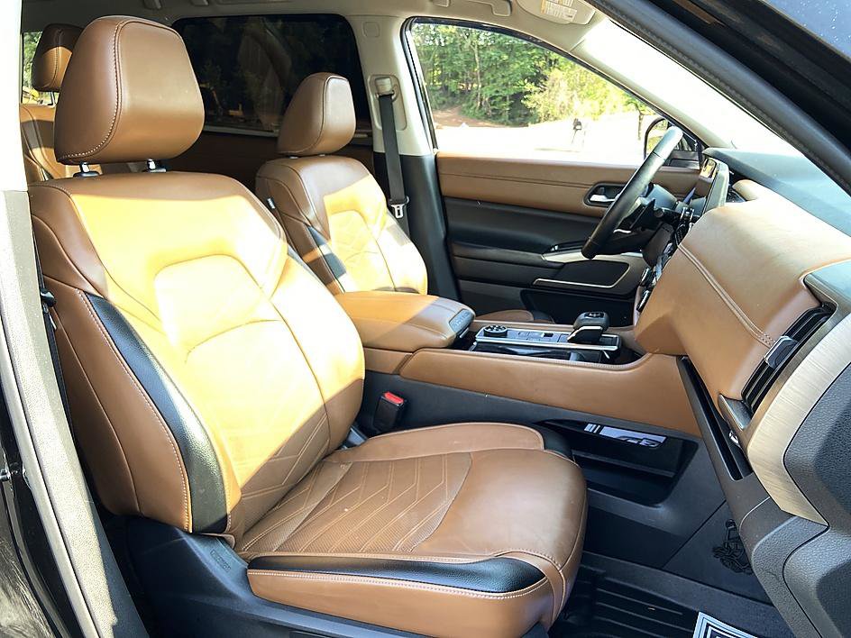 Certified 2022 Nissan Pathfinder Platinum w/ Lighting Package (N92) AWD/4WD image 18