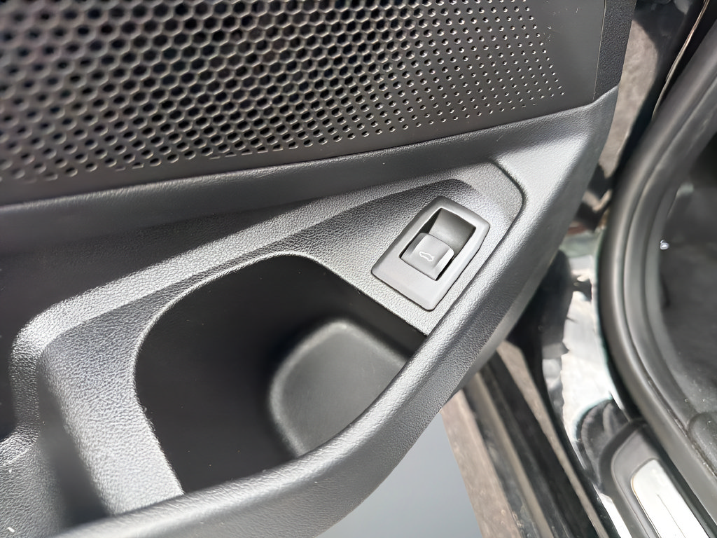 Used 2025 BMW 330i Sedan RWD image 16
