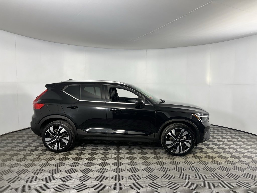 Used 2025 Volvo XC40 B5 Plus image 3
