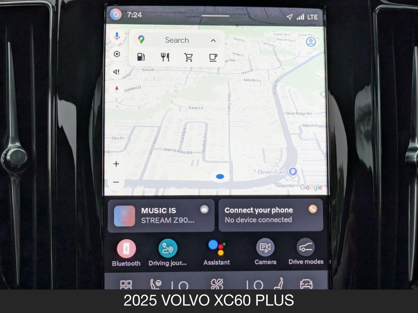 Used 2025 Volvo XC60 B5 Plus image 17