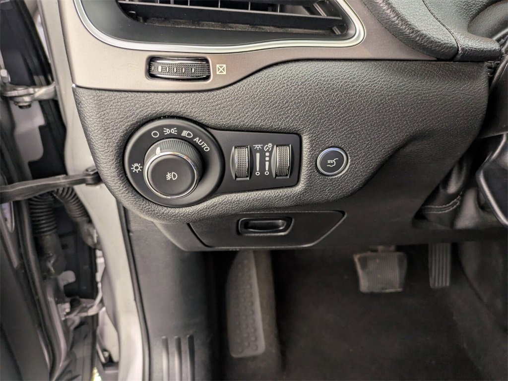 Used 2019 Jeep Cherokee Latitude Plus w/ Comfort/Convenience Group image 27