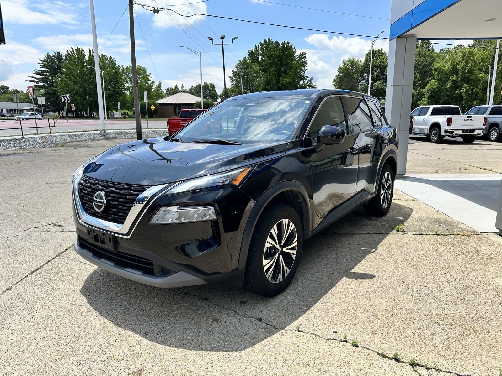 Used 2021 Nissan Rogue SV image 3