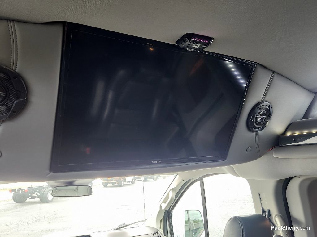 Used 2017 Ford Transit 150 XLT image 4