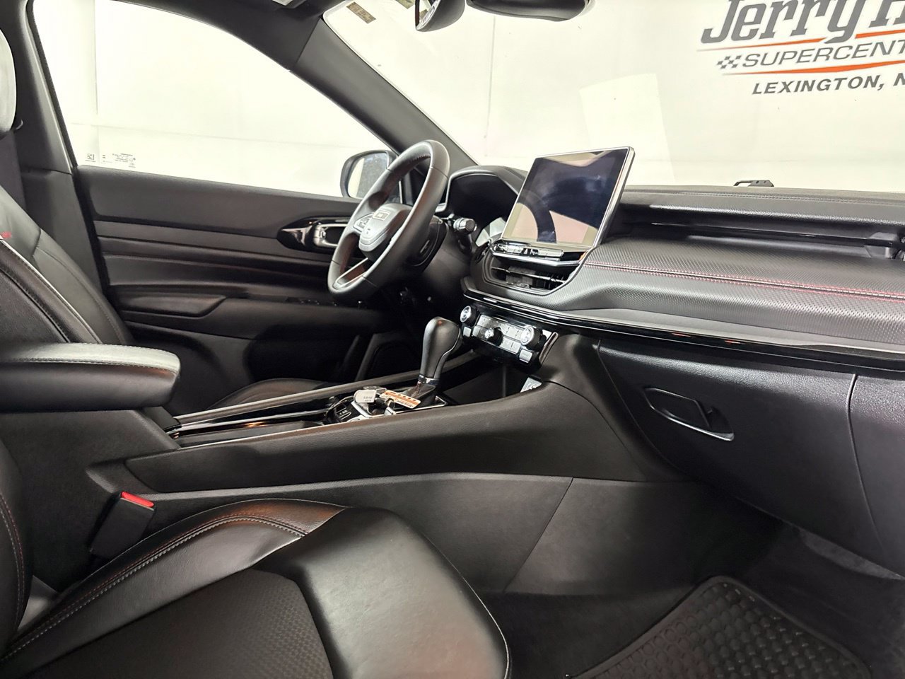 Used 2025 Jeep Compass Trailhawk AWD/4WD image 31
