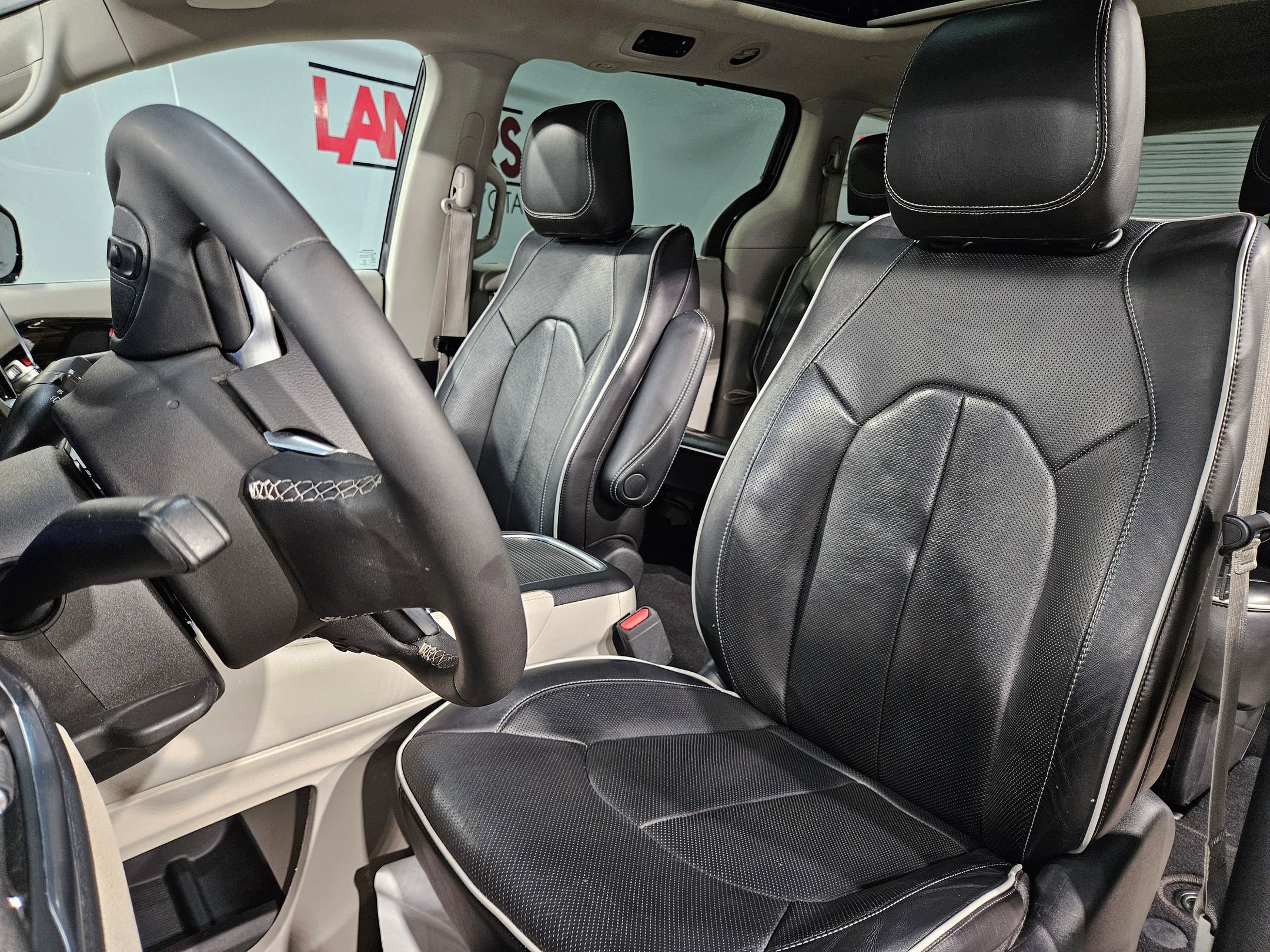 Used 2023 Chrysler Pacifica Limited FWD image 24