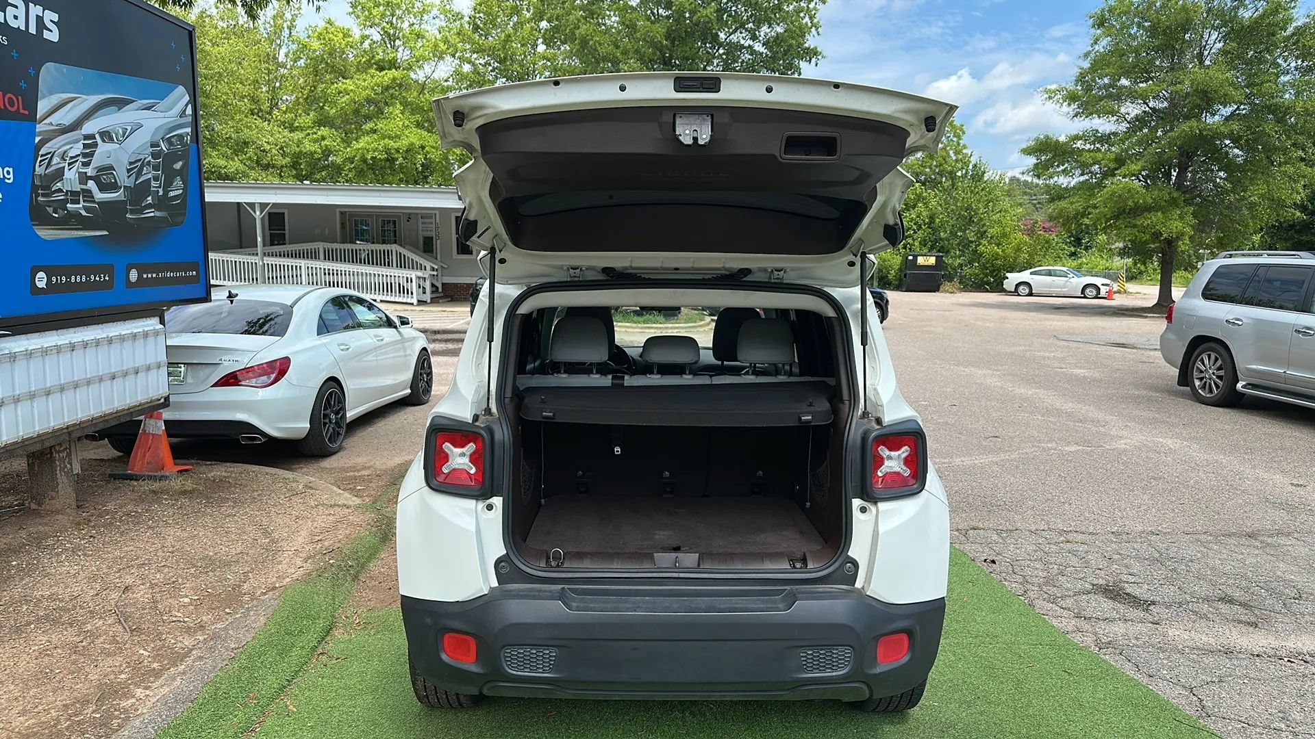 Used 2016 Jeep Renegade Latitude w/ Safety & Security Group FWD image 11