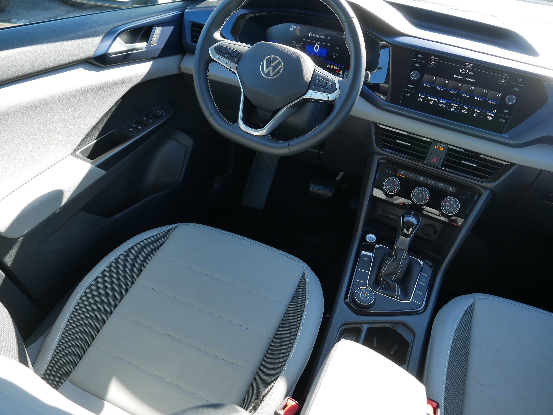 Used 2023 Volkswagen Taos SE image 9