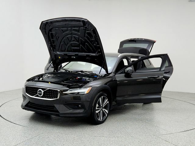 Certified 2025 Volvo V60 B5 Cross Country Plus image 9