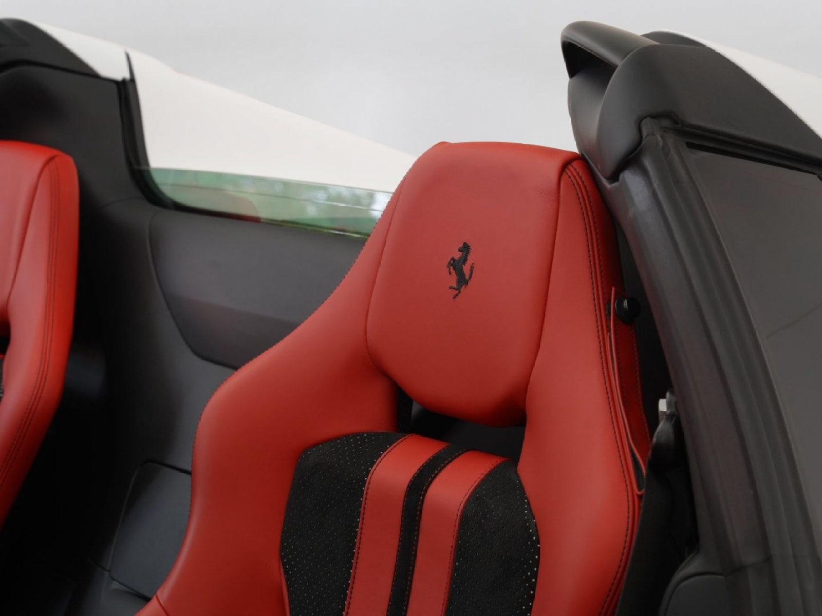 Used 2022 Ferrari 812 GTS RWD image 10