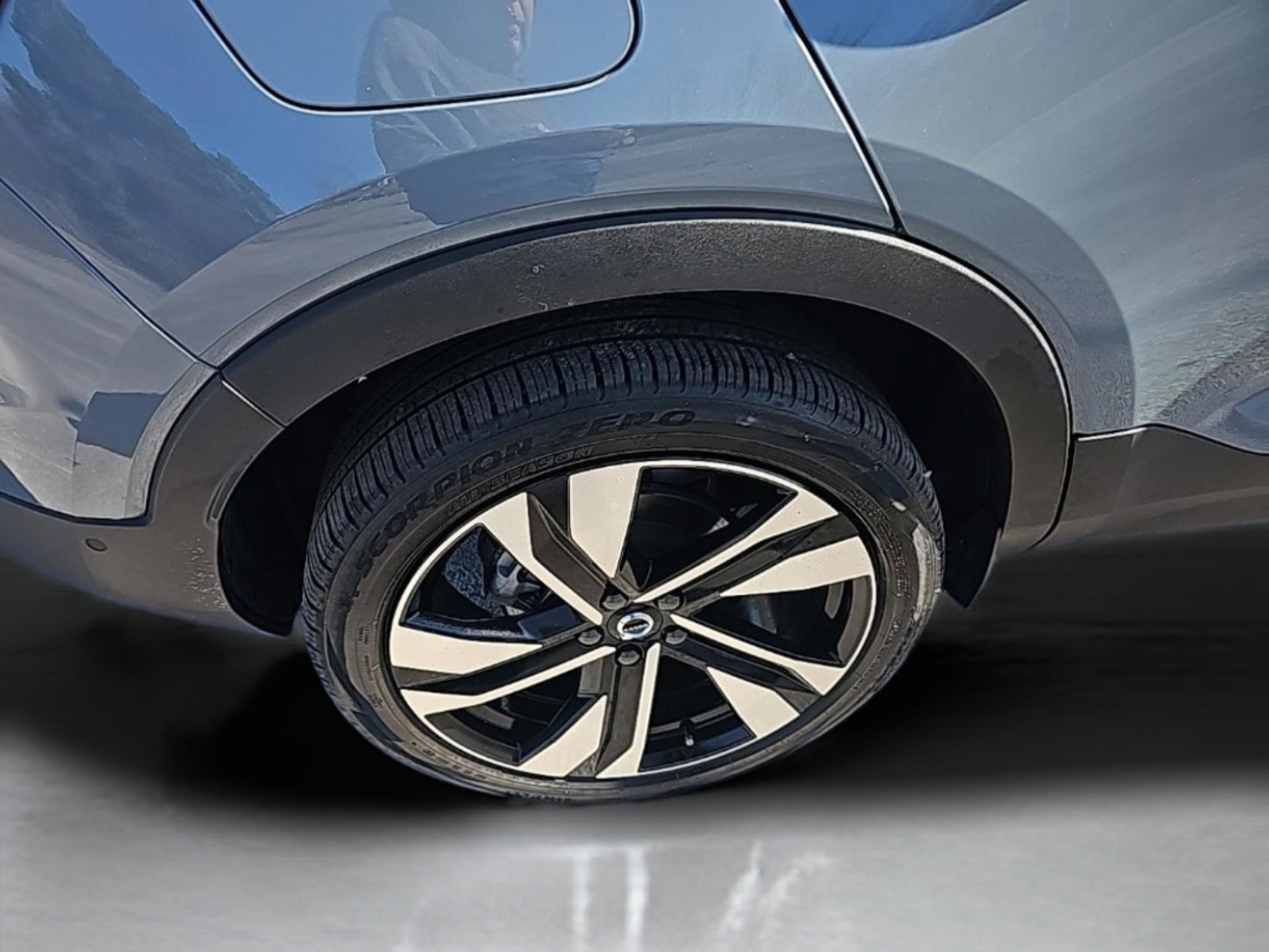 Used 2023 Volvo XC40 B5 Plus w/ Protection Package Premier image 14