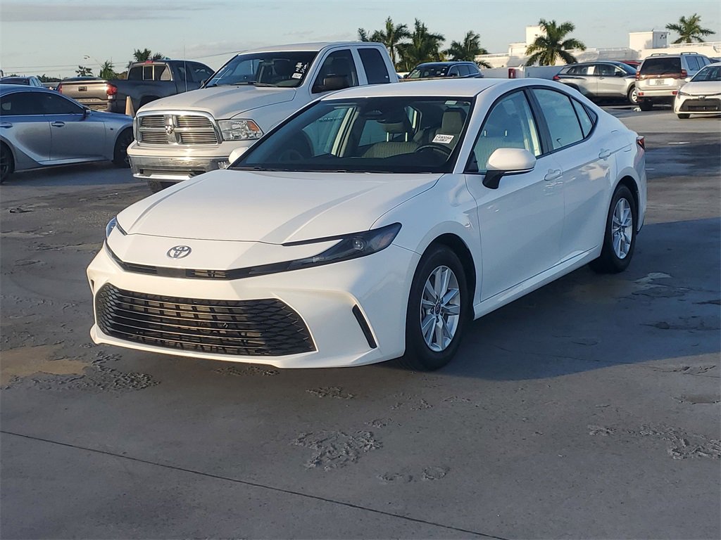Used 2025 Toyota Camry LE image 3