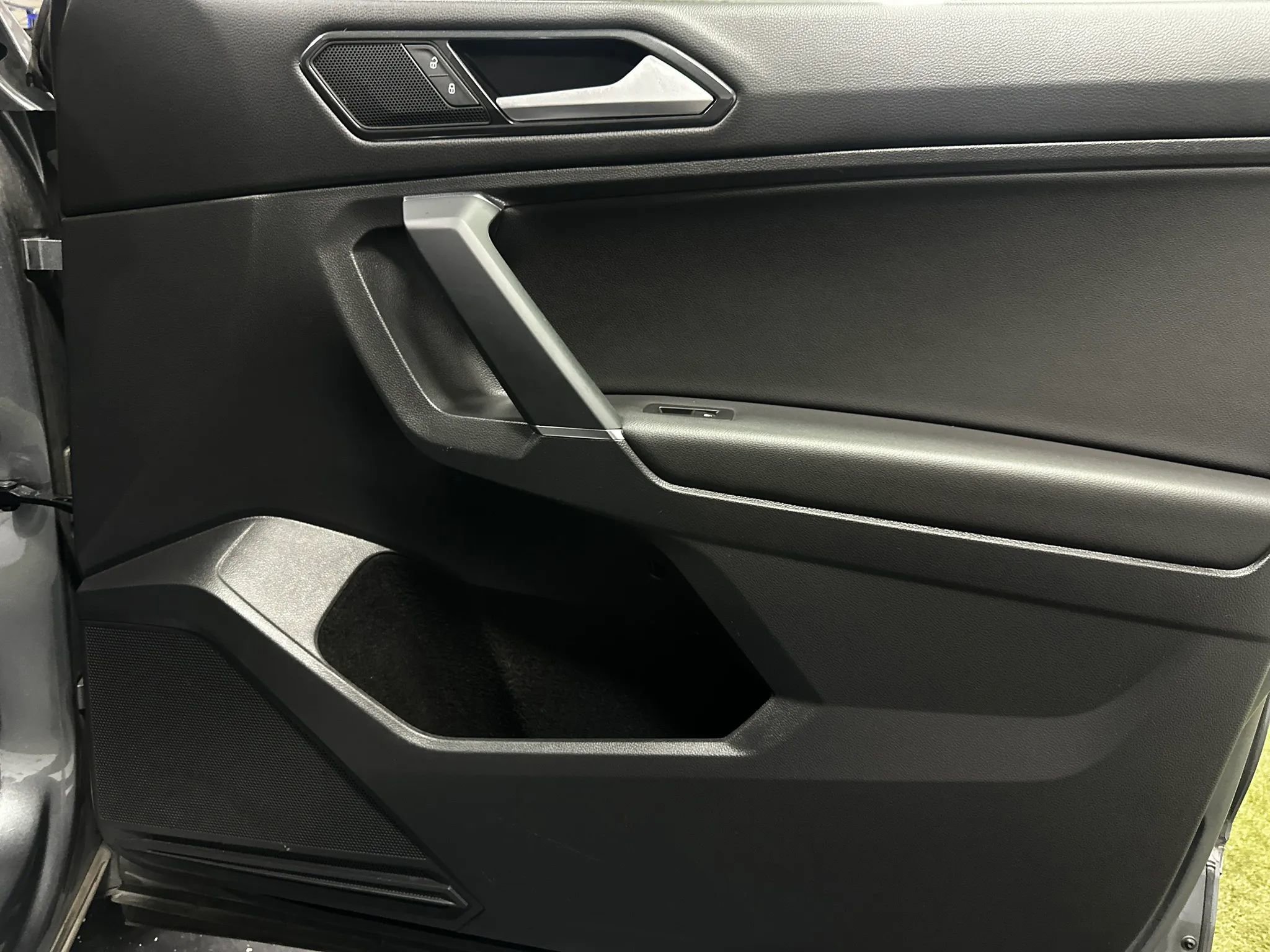 Used 2018 Volkswagen Tiguan SE AWD/4WD image 26