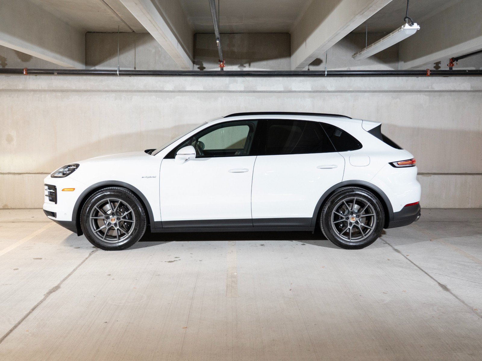 Certified 2026 Porsche Cayenne E-Hybrid AWD/4WD image 2