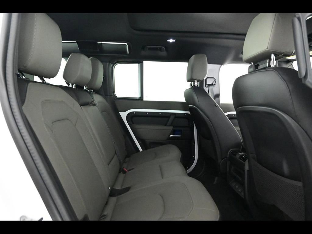 Used 2025 Land Rover Defender 110 X-Dynamic SE image 17