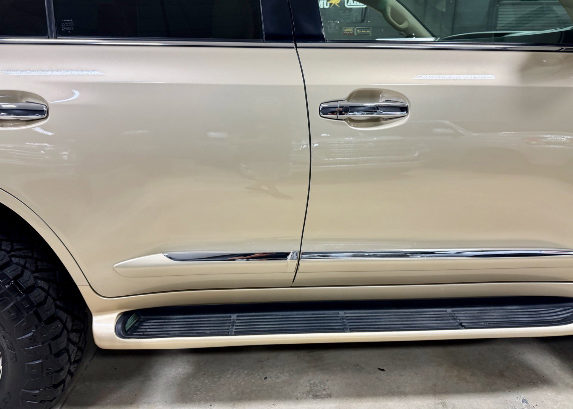 Used 2011 Lexus LX 570 4WD w/ Luxury Pkg w/Pre-crash image 20