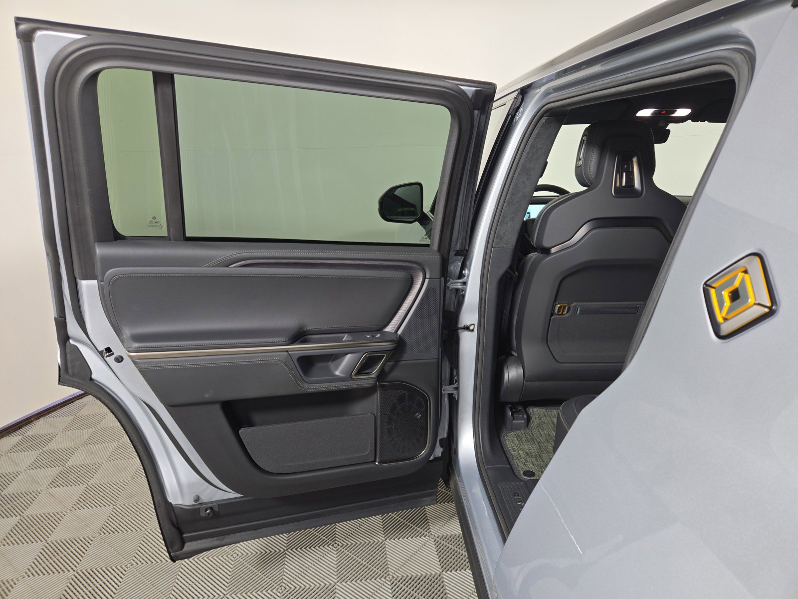 Used 2024 Rivian R1S Adventure AWD/4WD image 17