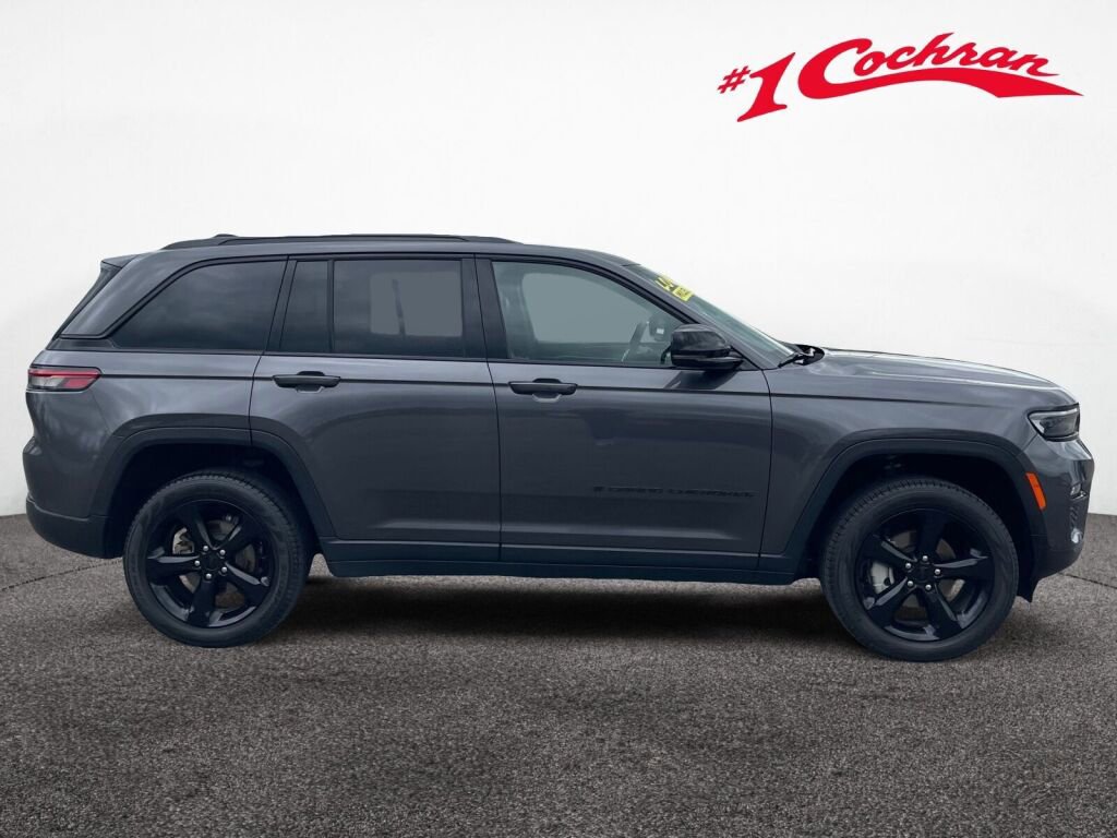 Used 2024 Jeep Grand Cherokee Limited w/ Black Appearance Package AWD/4WD image 28