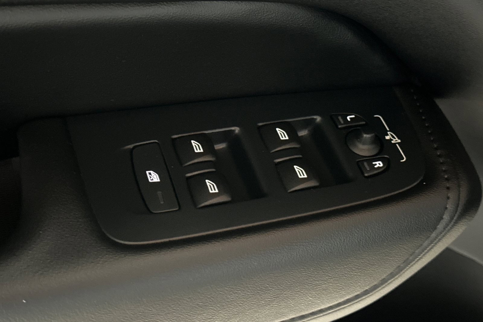 Used 2024 Volvo XC60 B5 Core image 12