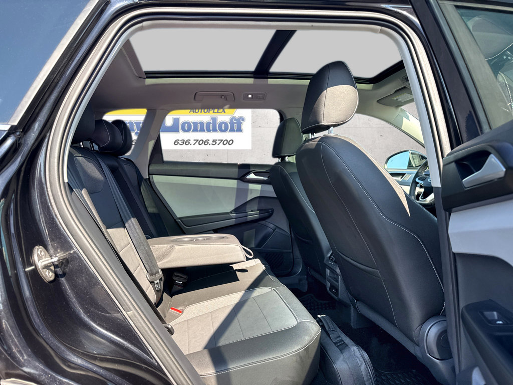 Used 2023 Volkswagen Taos SE w/ Panoramic Sunroof Package AWD/4WD image 8