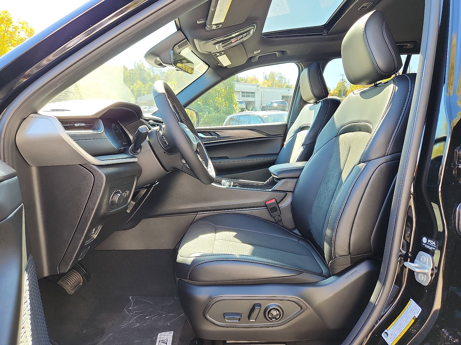 New 2025 Jeep Grand Cherokee Altitude image 9