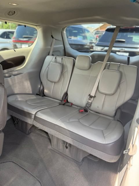 Used 2017 Chrysler Pacifica Touring-L FWD image 19