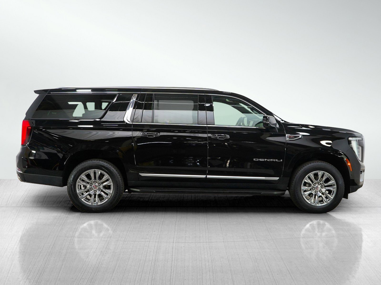 Used 2025 GMC Yukon XL Denali image 7