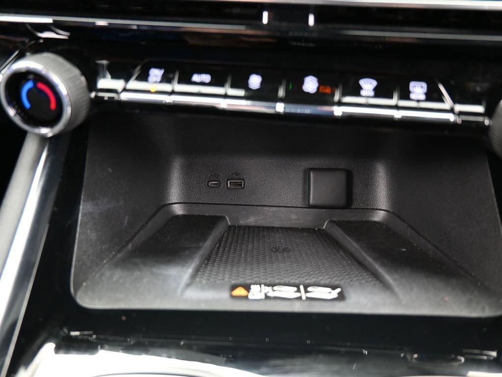 Used 2025 Chevrolet Traverse High Country image 32