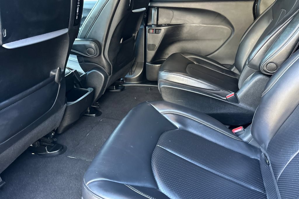 Used 2023 Chrysler Pacifica Touring-L w/ Uconnect Theater Family Group FWD image 12