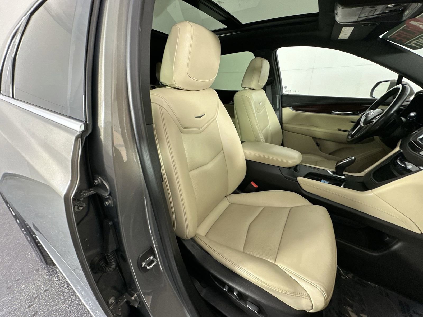 Used 2018 Cadillac XT5 Luxury w/ LPO, Wheel Lock Package image 26