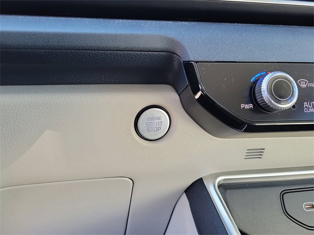 Used 2025 Kia Carnival EX image 27