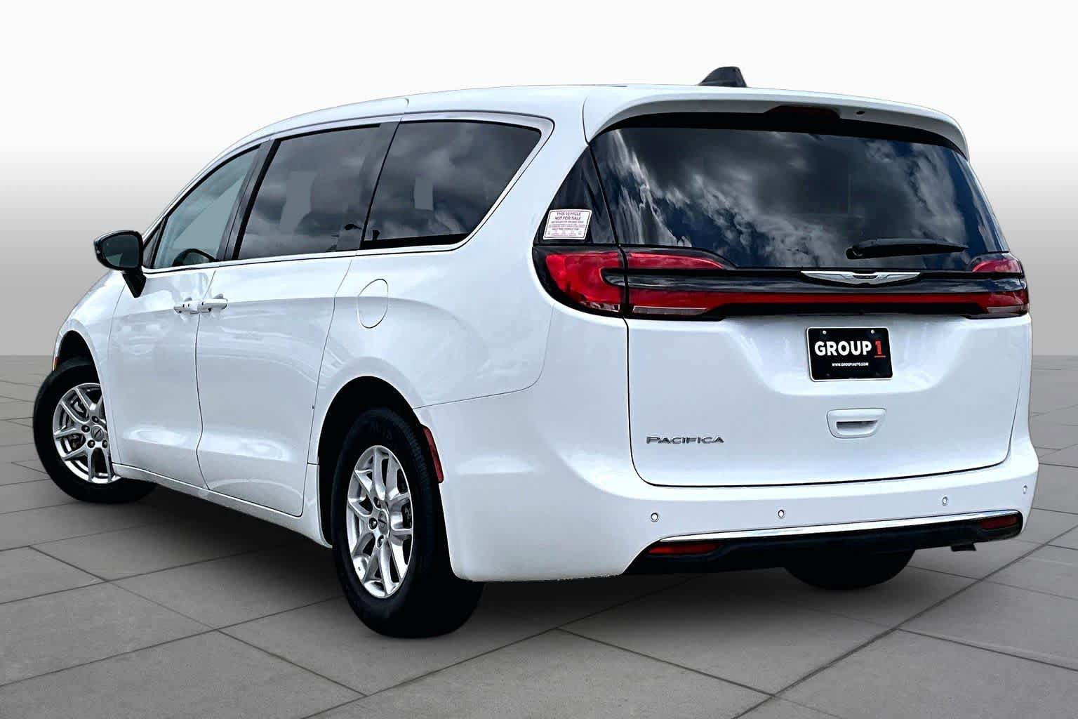Used 2024 Chrysler Pacifica Touring-L FWD image 10