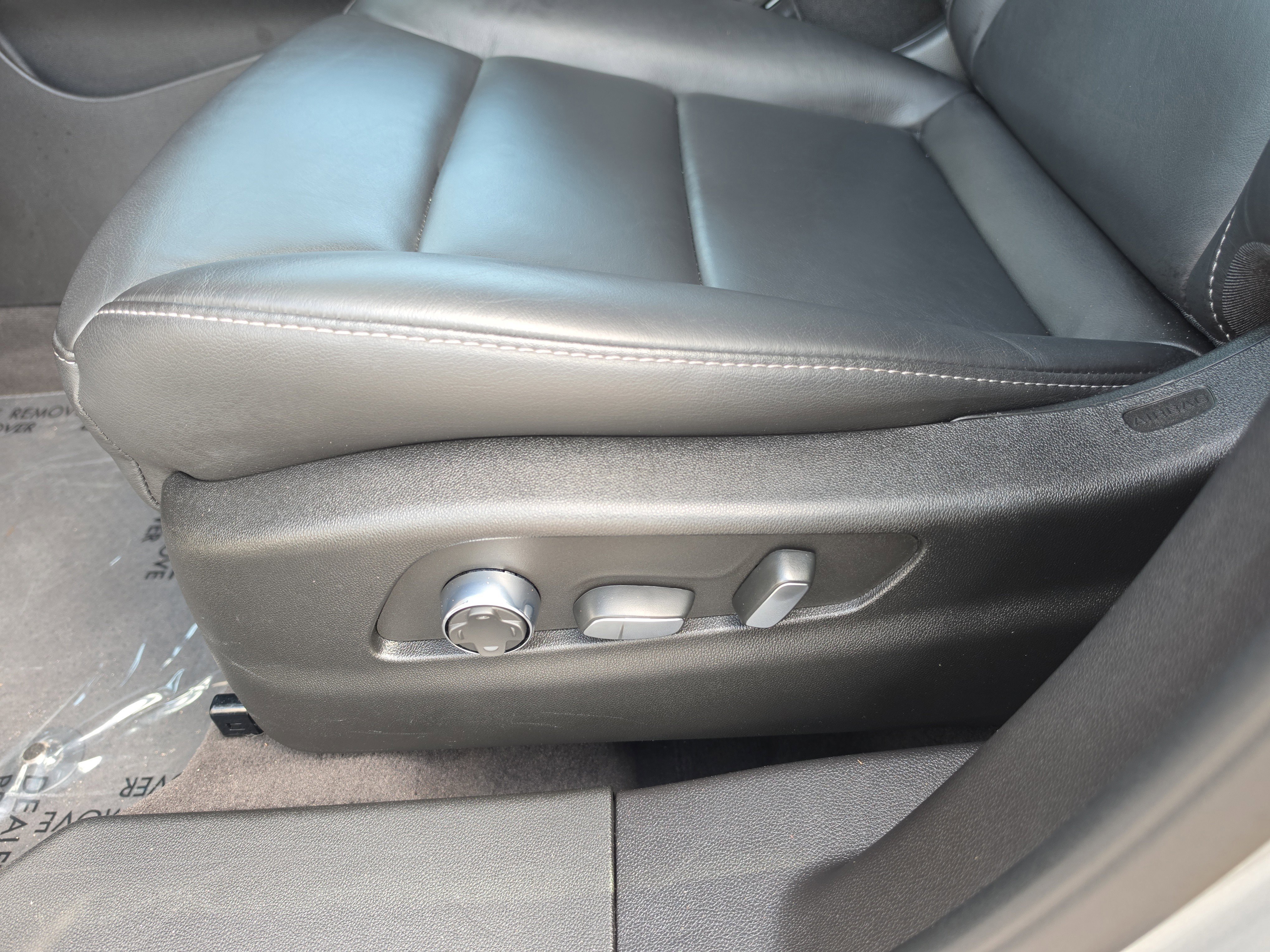 Used 2025 Cadillac XT4 Premium Luxury FWD image 17