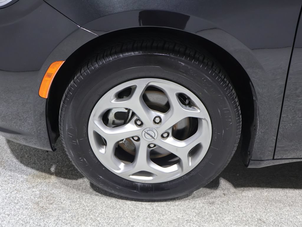 Certified 2024 Chrysler Pacifica Limited FWD image 9