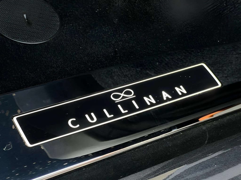 Certified 2025 Rolls-Royce Cullinan Black Badge AWD/4WD image 18