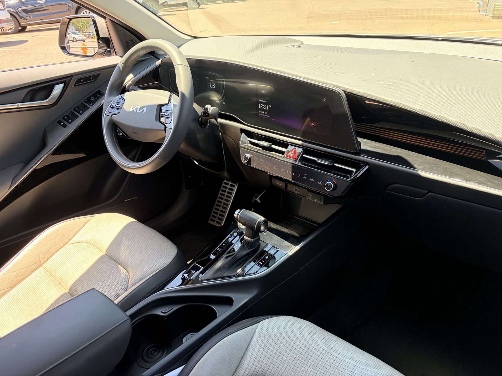 Used 2023 Kia Niro SX Touring FWD image 12